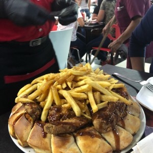 pizza de jamon y queso con explosion de alitas y papas fritas 
