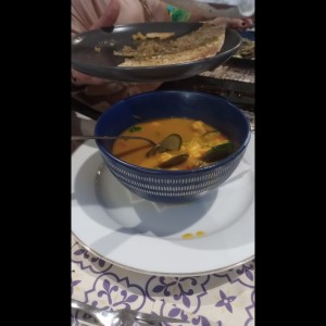 Asopado de Mariscos, atrás Churrasco de Atún 