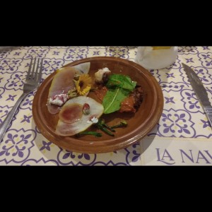 Mix de Carpaccio de pera / pistachos y Pulpo en salsa