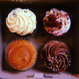Red Velvet, Parchita, Cambur con Arequipe y Vainilla con Chocolate
