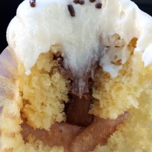 el choco amaretto viene relleno de chocolate y sabe DIVINO