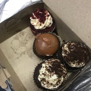 redvelt,bombon y chocolate con queso crema