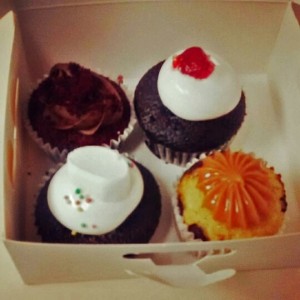 Cupcakes de triple chocolate, cherry, arequipe y marshmallow. 