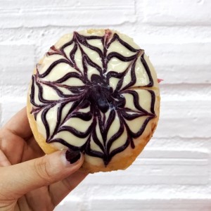 dona de arequipe con cubierta de chocolate blanco