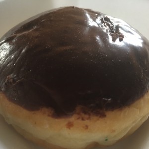Dona rellena de crema pastelera.