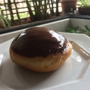 dona rellena de crema pastelera