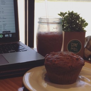 Muffin de manzada y jugo de patilla. 