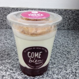 yogurt con fruta y cereal 