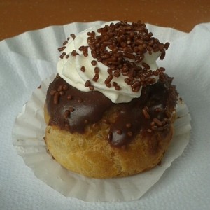 Profiterol de chocolate con crema