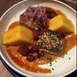 Costullas de Cerdo con Pastel de Arepa