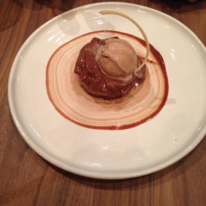 Postre de texturas de chocolate