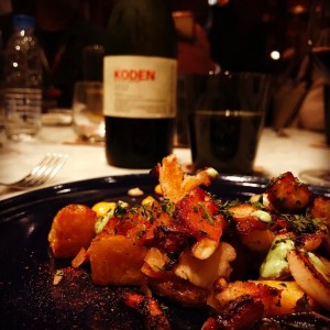 costillas de cerdo y papitas bravas