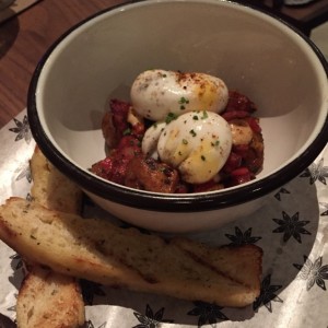 huevos estrellados con chistorra muy bueno