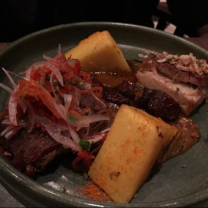 Costillas de Cerdo con Pastel de Arepa