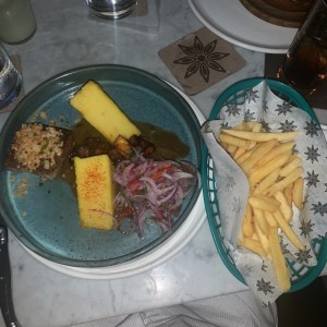 costillas de cerdo y papas fritas 