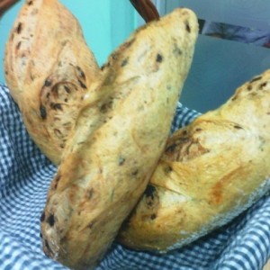 Campesino con aceitunas negras