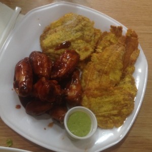 Alitas BBQ con doble racion de tostones