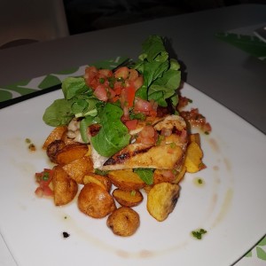 corte de pescado blanco con papas colombianas fritas.