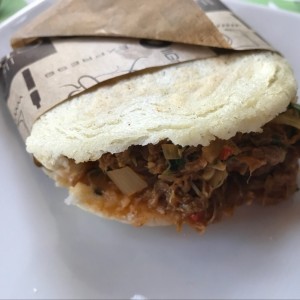 arepa de carne mechada