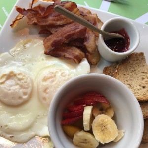 huevos fritos con tocineta
