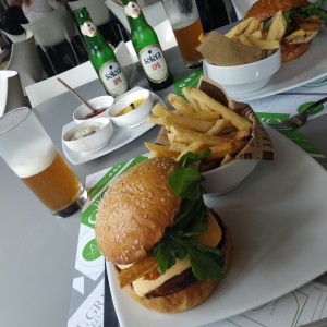 hamburguesas de carne y pollo