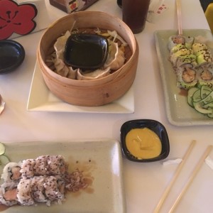 gyosas , roll de pollo y roll dragon 