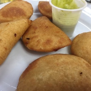 empanadas criollas (jamon y queso, mechada)