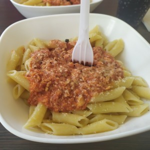 Pasta con salsa de pollo