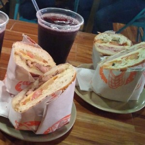Sanduches de costilla y pernil
