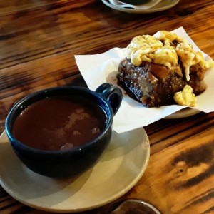 Chocolate caliente y Golfeado con queso