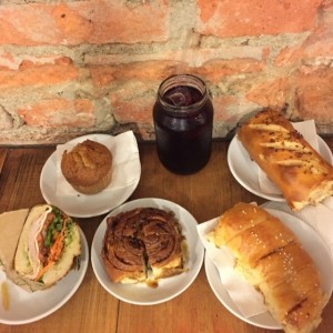 sandwich, muffin de zanahoria, golfeado, te frio de jamaica, cachito de jamon y queso.