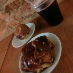 Golfeado y Pan de Chocolate, con Agua de Jamaica