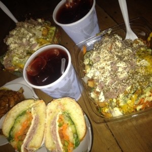 Rico sandwich y ensaladas y el impelable golfeado con una aguita de jamaica