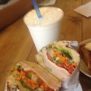 rico sandwich de pollo especial y una vitamina
