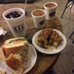 Flor de Jamaica, Chocolate Caliente, Golfeado y Sandwich de Mortadela