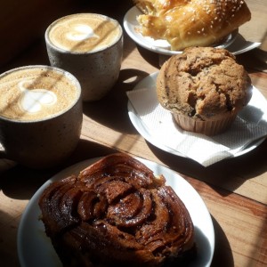 Capuccino, golfeado y muffin de chispas de chocolate