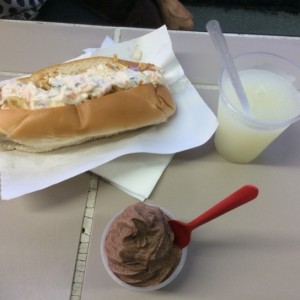 Perro jumbo, limonada y helado de chocolate