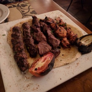 Parrilla p/2 (pinchos de kafta, lomito y pollo) Deliciosos!!!!!!
