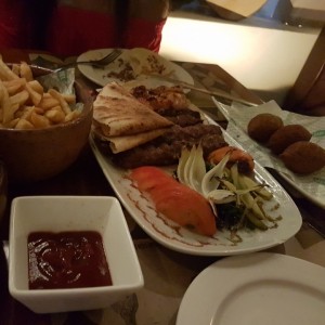 plato para dos personas con extra de papas 