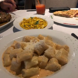 noquis aurora con parmesano