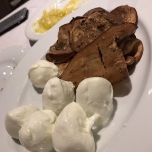 Boconccinis, berenjenas y de fondo queso parmesaso con aceite de oliva