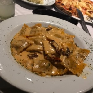 Raviolis de Carne crema y tomates secos