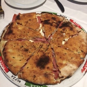 Fogaccia rellena de queso crema y serrano