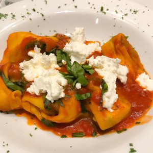 Tortellini de espinaca al filetto con queso de cabra