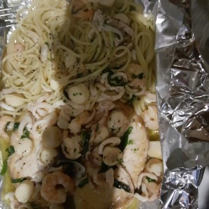 Cartocio de Pez espada con Linguini con mariscos al olio