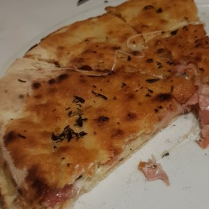 Focaccia de mortadela y mozarella