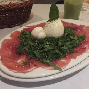 ensalada burrata con jamon serrano