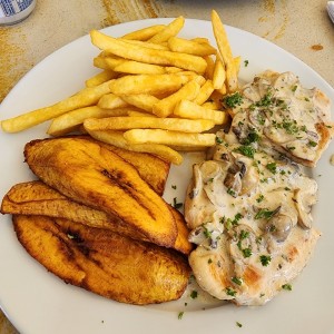 Escalopinas de pollo + contornos de tajadas y papas fritas 