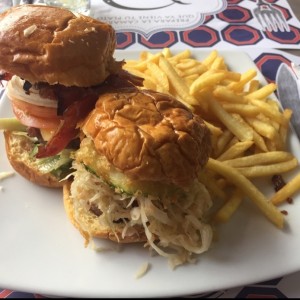 Hamburguesas Rybovich y Gamefisherman con Papas Fritas