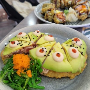 Sushi pizza y Tiger roll al fondo